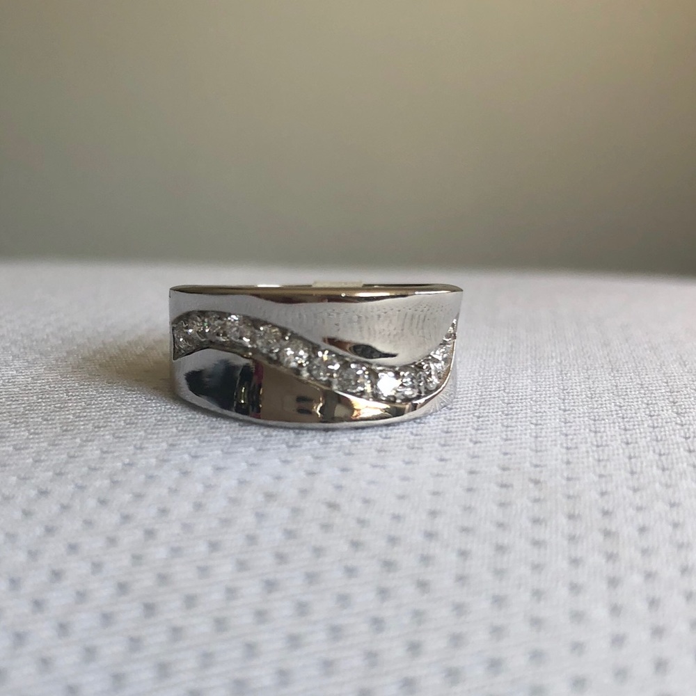 925 Sterling Silver Ring. NWT